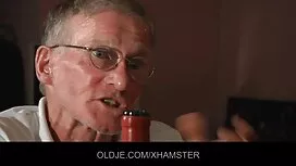 Đàn ông già làm cho  ...