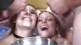 Trẻ gà con rides một ...