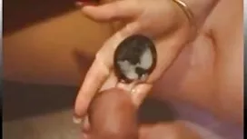 Cô ấy không thể quyế ...